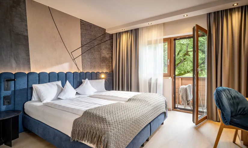 Helles Hotelzimmer mit Balkon und modernem Design