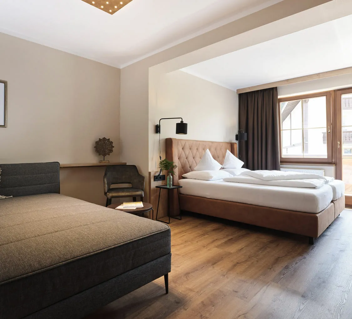modernes Hotelzimmer mit Doppelbett und Sofa