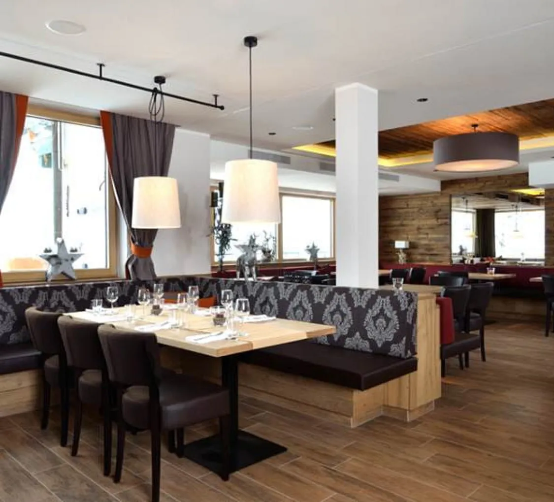 Moderne Restaurant-Innenansicht mit gemütlichen Sitzplätzen