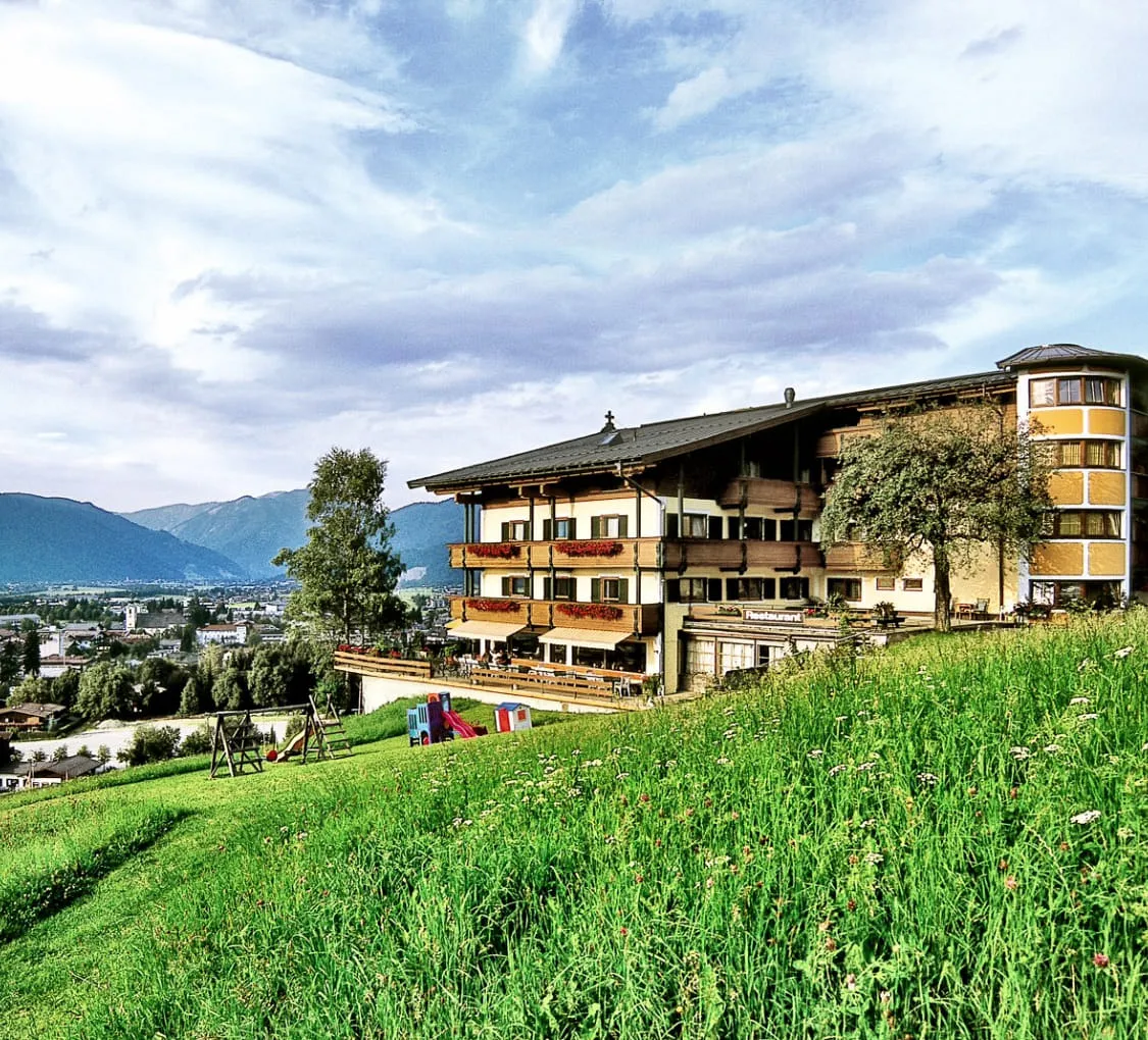 Ansicht eines Gebäudes mit Berglandschaft im Sommer