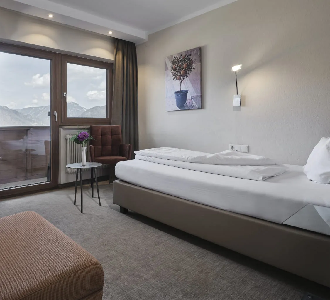 Gemütliches Einzelzimmer mit Balkon und Bergblick.