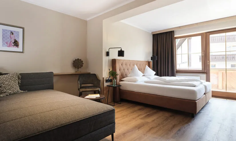 Helles Zimmer mit zwei Betten und ruhiger Atmosphäre