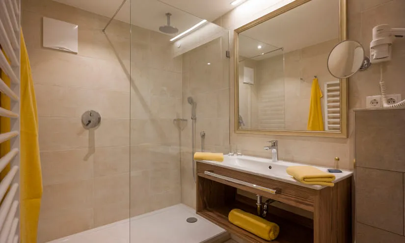 modernes Badezimmer mit Glasdusche und Holzmöbel