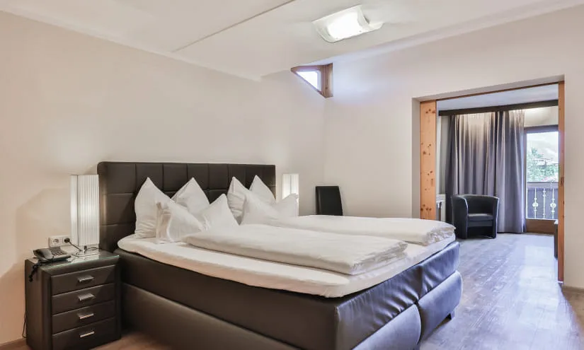 Modernes Zimmer mit Doppelbett und Sitzbereich